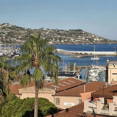 Lägenhet La Mansarda Azzurra - Ariston Mare E Porto Vecchio A 3 Minuti